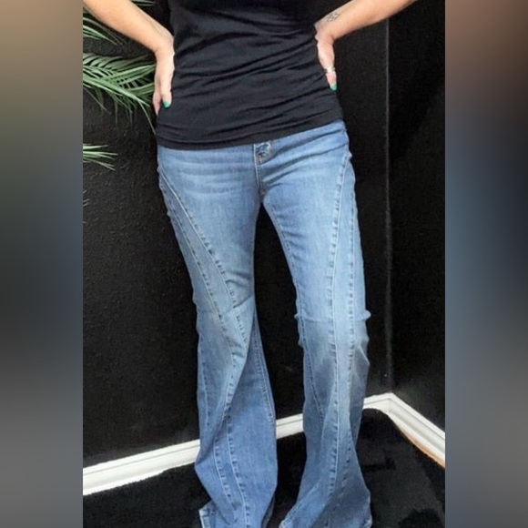 ✨NWT Judy Blue Medium Wash Mid-Rise Long Inseam Flare Denim Jeans w Detailing - Picture 2 of 3